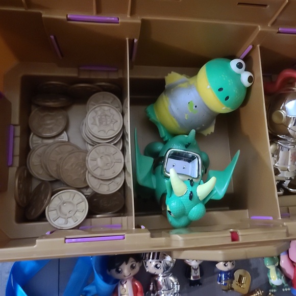 Ryan's World Large Mega Treasure Chest With Keys, Coins Figures, Swords ++++ - Picture 8 of 10